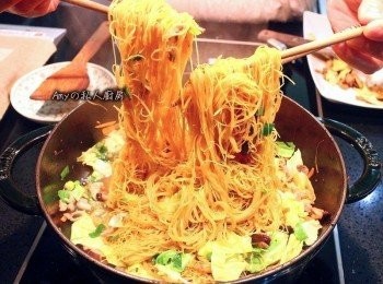 step5: 接著倒入340cc的水,將醬料及湯汁都煮滾後放入米粉&剩下的高麗菜絲,芹菜末用筷子拌炒(用雙手拿筷子將米粉挑起拌鬆的動作),直到醬汁收乾.熄火蓋上鍋蓋將米粉悶2分鐘。(利用鍋裡的蒸氣讓米粉更Q彈)