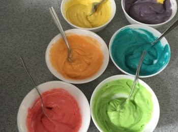 step4: 把麵糊分6等份，分別加入不同色素，成為不同顏色的麵糊。