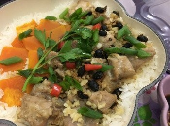 step7: 打開蓋, 香噴噴的味道! 可以加點煲仔飯豉油, 或自製甜豉油! 
因為吃得健康點, 我只加少少豉油, 因為排骨汁已滲入飯中!