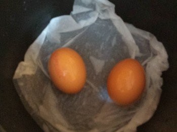 step1: 電飯煲內放一張濕透廚紙，再放上雞蛋，關上蓋子後按「烹煮」，約5-7分鐘後按鈕跳至「保溫」即可拿出，放於水中放涼，去殼。