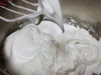 step8: 用電動打蛋器打發淡忌廉，出現泡沫時下糖，打發至末端尖挺，將忌廉放入擠花袋內