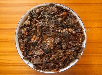 step6: 最後拿一個大碗，將步驟4的豬肉舖底，上面放上炒過的梅干菜並放入蒸鍋中蒸30~45分鐘，上桌的時候直接將碗倒扣在另外一個盤子上就完成了喔。