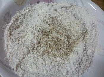 step4: 盤子中加入麵粉和檸香椒鹽拌勻