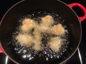 step2: 炸油鍋燒熱至170。c,分次加入雞肉塊,時而用筷子翻攪,炸約4分鐘後取出雞塊。