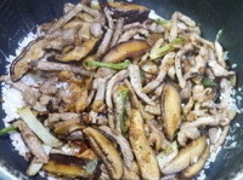 step4: 下油前先爆香蝦米、香菇、蒜頭、蔥段，再把豬肉下鍋，加入少許醬油、加入少許的鹽巴、再將拍碎的扁魚都炒熟後放進電子鍋中