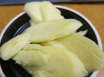 step1: 薑去皮後，切片，用刀指散
蔥洗淨後，切去根部再切段