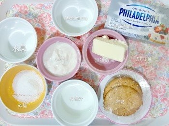 step1: 備完料後吉利丁片先泡冰水，泡軟後撈起備用。
無鹽奶油隔水加熱備用。