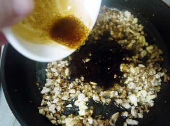 step3: 拌炒至蒜香氣出來後，開大火，倒入<span class="group_2">調味</span>