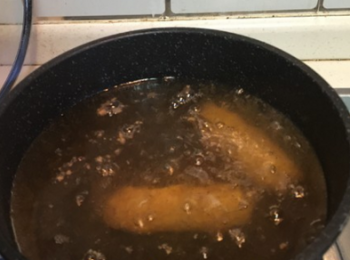 step7: 鍋裡倒入沙拉油，放入芋泥卷炸一會即可撈出，再用吸油紙去油。