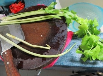 step4: 中國芹菜去葉不要,切段備用