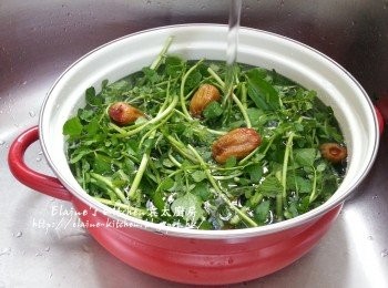 step3: 再加入蜜棗及適量水 , 用大火煮滾後蓋上蓋轉中火煲1小時