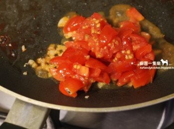 step2: 製做<span class="group_2">番茄淋醬</span>：利用煎牛肉原鍋中留下的油，放入蒜末、番茄碎丁炒軟。