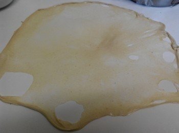 step3: 倒少許油在桌上把麵團用手拉至薄片，越薄越好，之後上下左右折上既可下鍋煎至熟。（請看下圖對折方式）。