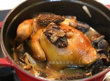 step8: 再一次反轉乳鴿放入羊肚菌，中小火煮15分鐘後熄火，焗15分鐘加入茨汁煮至收汁為止