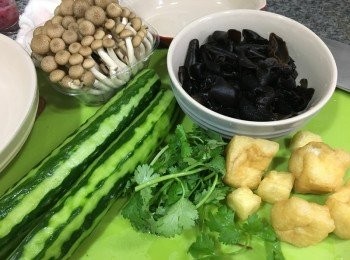 step1: 青瓜去皮(刨皮時可留少許皮 賣相和口感也很好) , 雲耳浸至軟身汆水, 豆卜沖洗後也汆水, 草菇洗淨後也汆水, 3款材料汆水後徹底瀝乾水份, 用廚房紙印乾, 豆卜榨乾水份後切片, 芫荽用鹽水沖洗後用廚房紙印乾水份, 蒜頭剁成蓉