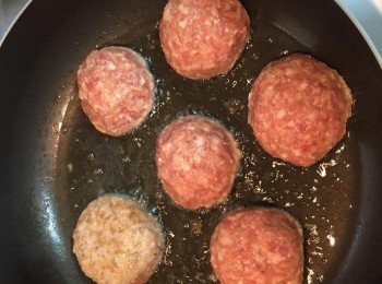 step4: 平底鍋開火多放一點油，小火至中火煎肉丸煎至每面都呈金黃色，因為是用煎的所以做出來的獅子頭不會呈現完美的圓形，這裡就慢慢調整形狀（是個需要功夫的步驟），煎好後先放置到盤子上