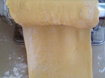 step3: 取出攪麵機，將預備好的麵糰分成4份，把攪麵機調到最厚的部份，將麵糰一塊一塊的加入攪面機，從厚的步驟絞到最薄，每個攪麵糰的步驟須重複2次，這樣麵糰會比較滑。