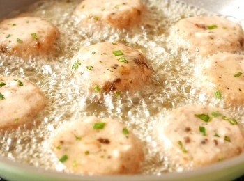 step12: 在平底鍋中下足以浸著圓餅一半高度的油，以中火燒熱油後下芋餅煎1分鐘30秒。