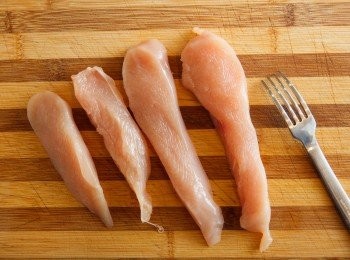 step1: 首先將<a href="https://bit.ly/3EZL8dD" target="_blank" data-keyword="雞胸" class="guide-link"><strong>雞胸</strong></a> <span style="display:inline-block;vertical-align:middle;margin-top:-3px;color:initial;border-radius:3px;padding:2px 3px;font-size:12px;line-height:14px;background:#87d300;color:#fff;">即買</span> 肉切成長條後用叉子稍微戳過備用。