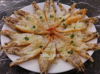 step5: 隔熱水蒸兩分半鐘,水波爐預先蒸兩分鐘後蒸三半鐘。最後蔥花放面加滾油和生抽即成。(今日唔記得攞蔥所以蔥粒較少。)