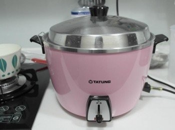 step4: 接下來放進大同電鍋裡頭~~~ 外鍋倒入兩杯水~~等開關跳起來後燜10分鐘!!! 在重複此步驟煮一次即完成囉:)