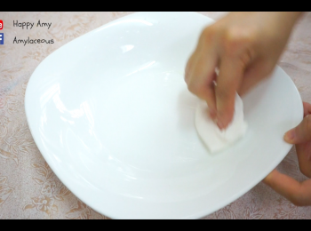 step5: 準備一隻碟，於碟內塗抹少許油，可防黏。