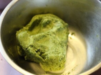 step6: 6.將綠茶粉其中一份麵糰中拌勻。