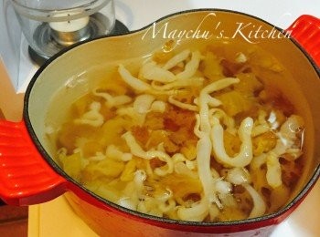 step2: 將1棵蔥切段，與薑片一同下鍋，加水燒滾後離火直至熱水不再大滾起水泡。倒進海蜇絲，汆水約2分鐘。海蜇縮小乃正常現象。撈起瀝乾然後立刻放入冰水中，泡至海蜇冷凍而且漲大，撈起瀝乾。