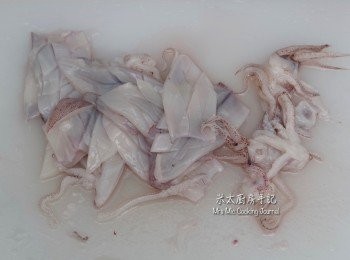 step2: 鮮魷洗淨，去軟骨和墨囊，用刀把魷魚身分成2片，在內側部分?鑽石花紋，觸鬚部分切成2段。全部放碗中加入少許酒略醃5分鐘，放入滾水中燙至剛剛熟，撈起備用。