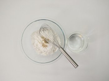 step4: 將在來米粉/鹽/胡椒粉全放入大調理碗中,準備調製成米漿。