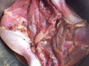 step1: 將雞腿洗淨，去掉多餘的油脂。
將所有材料加入雞腿，置冰箱醃製4小時以上，或隔夜。