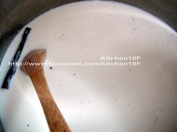 step3: 取一鍋，放進<span class="group_2">B牛奶液</span> (動物性鮮奶油，除外)，小火攪拌煮3-4分鐘。煮好即先取出香草莢，並放至微溫。