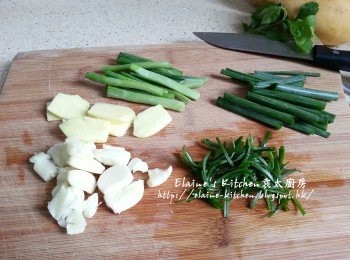 step2: 薑去皮切片 , 蒜頭去衣拍扁 , 蔥白 , 青蔥分別切段 , 青蔥切幼絲