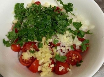 step2: <span class="group_2"><span class="group_3">莎莎醬</span></span>番茄切小塊，洋蔥切丁大蒜和parsley切末，加入檸檬汁和橄欖油（可以磨一點檸檬皮），糖一匙鹽胡椒適量調味，拌勻即可