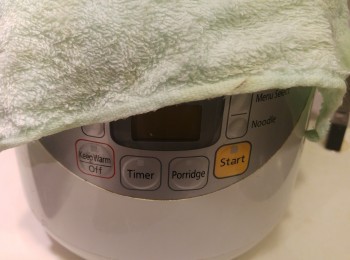 step8: 器皿蓋面鋪上一塊濕布靜止25分鐘。