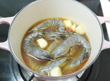 step2: 香氣出來後將蝦子、酒及枸杞放入拌炒一下，蓋上鍋蓋悶煮約3-5分鐘即完成。