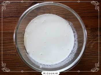 step2: 將葵花油及豆漿倒入攪拌均勻成微乳化狀