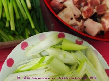 step2: 熱水放薑片, 五花腩氽水, 撈起放入冰水放凉後切塊備用