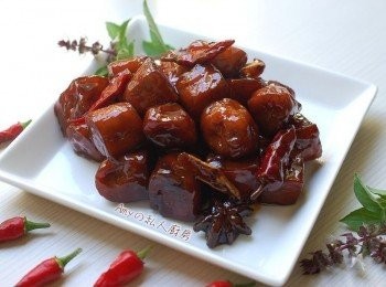 step7: 剛完成的五香蜜汁豆乾,外皮Q裡面軟嫩,芝麻香油及辛香料的香氣完全融入到豆乾裡,放冰箱冷藏再吃,味道會更好吃喔!自己動手做的五香蜜汁豆乾,品質好又可以吃的很安心。