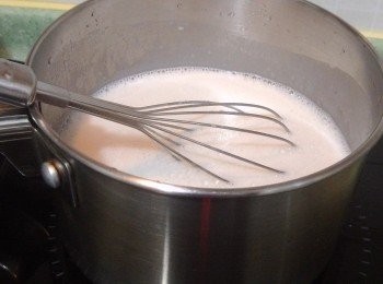 step3: 牛奶、開水、椰奶和步驟⑴倒入煱內，再加入步驟⑵加熱攪拌至溶解。