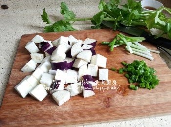 step2: 茄子洗淨切粒 , 蔥切段同切粒