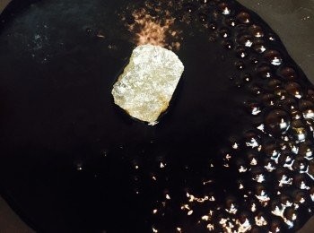 step6: 生抽、老抽和水以1:1:1比例拌匀，加冰糖煮滾並煮溶冰糖，即成<span class="group_2">煲仔飯豉油</span>。