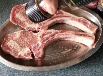 step1: 黑毛豬帶骨豬扒洗淨後,兩邊先灑上適量黑椒粉