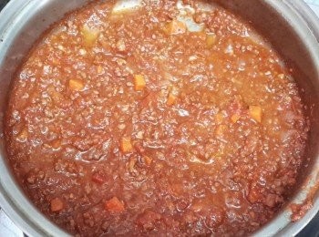 step5: 下蕃茄粒，蕃茄膏及100毫升水拌勻，下鹽及黑胡椒粉調味。煮沸後下月桂葉，轉小火煮15分鐘