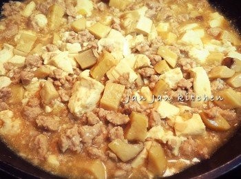 step2: 下油爆香菇粒，下豆豬肉及豆辦醬炒至半熟，下調味料拌勻，加入豆腐粒同煮4分鐘，喜歡還可加入蔥粒或辣椒粒，然後試味、下生粉水埋芡即可。