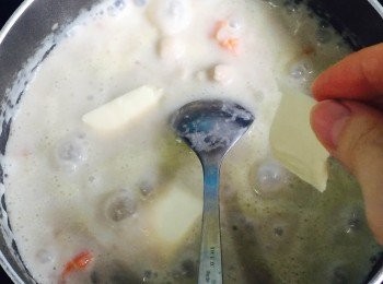 step4: 最後加入(2)、秋葵和BB芝士煮至溶，與意粉拌勻即成。