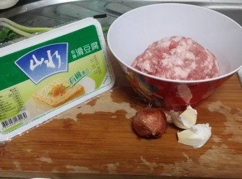 step2: 將生抽，水，糖，胡椒粉放入豬肉碎拌勻，再下生粉拌勻，醃15分鐘