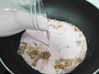 step7: 接著將粉紅牛奶倒入~~讓它煮一下:)
