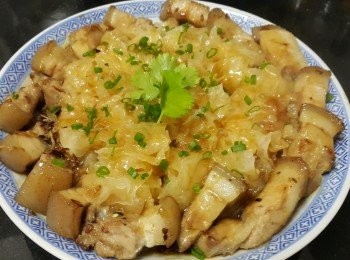 step7: 蠔油燴鮮雪耳（這是用煲過湯的豬肉做出的餸菜）

材料：

鮮雪耳 100克
五花腩 200克 （是煲過湯的）切件
蒜頭（切碎）少許
乾蔥（切碎）少許
薑 （切絲）2 片
糖 1 茶匙
雞粉 1茶匙
黃酒 少許
蠔油 1湯匙

做法：

將鮮雪耳用黃酒，薑片，少少鹽出水煮 2 分鐘，隔水切開放碟備用 。
將五花腩用蒜頭，乾蔥爆炒煎香，加少少水煮滾，再將五花腩在雪耳邊圍上，將煮五花腩的汁淋在雪耳上，隔水蒸 6 分鐘，在蒸煮雪耳時，用蒜頭，乾蔥，薑絲，雞粉，糖，蠔油，半碗水，少少生粉水埋芡，將蒸好雪耳取出，淋上