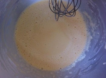 step1: 取出一個較深的大盆，將蛋和白砂糖攪拌均勻。然後加入濃縮椰漿和食水伴均。